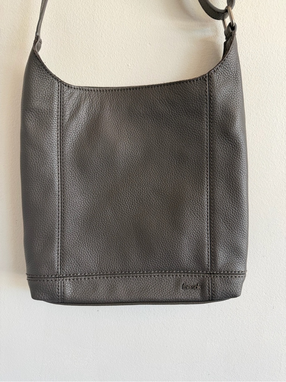 The Sak Men's Leather Messenger Bag in Charcoal Gray